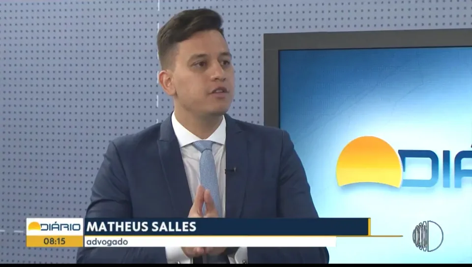 Matheus Salles durante nova entrevista em estúdio de televisão
