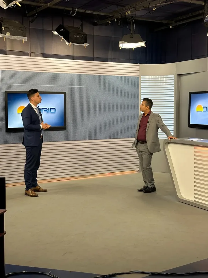 Matheus Salles durante entrevista em estúdio de televisão